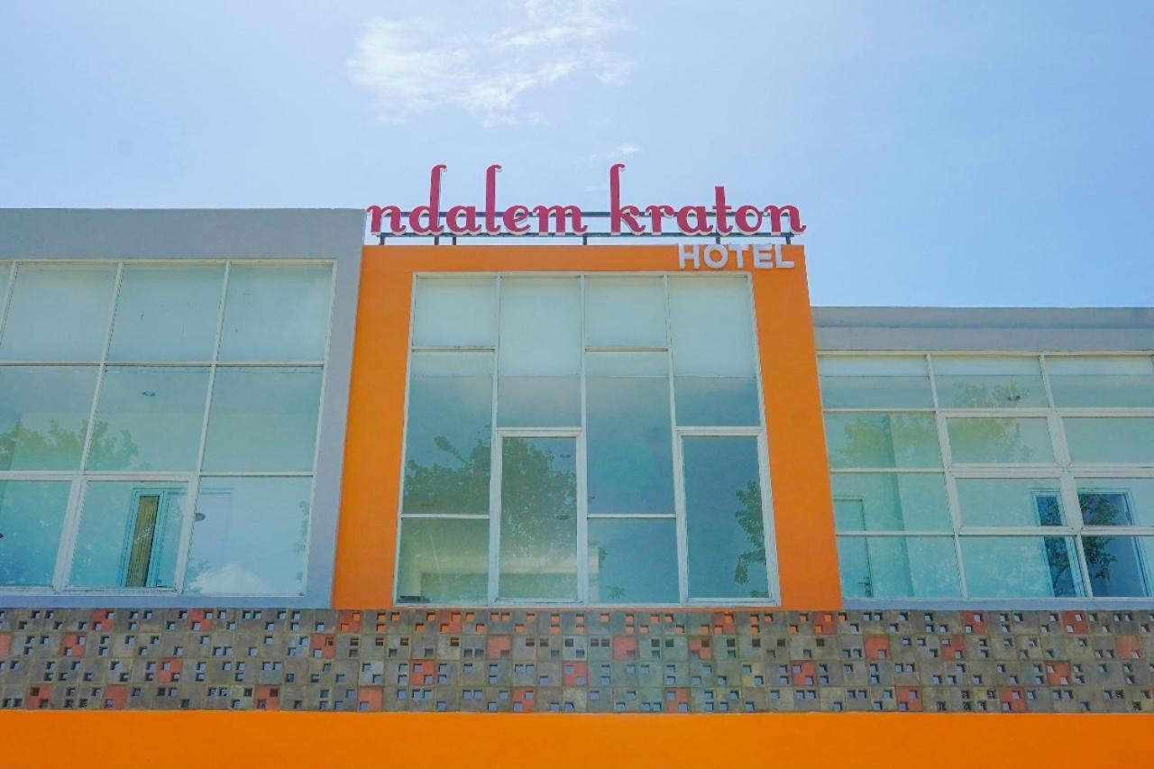 Ndalem Kraton Hotel Sidoarjo Buitenkant foto