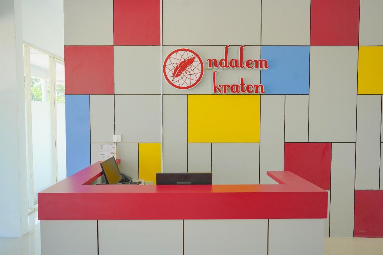 Ndalem Kraton Hotel Sidoarjo Buitenkant foto