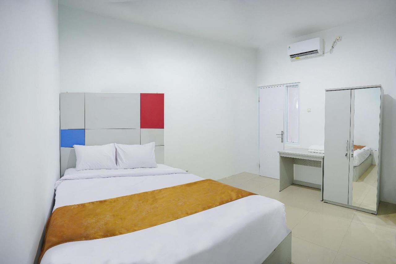 Ndalem Kraton Hotel Sidoarjo Buitenkant foto