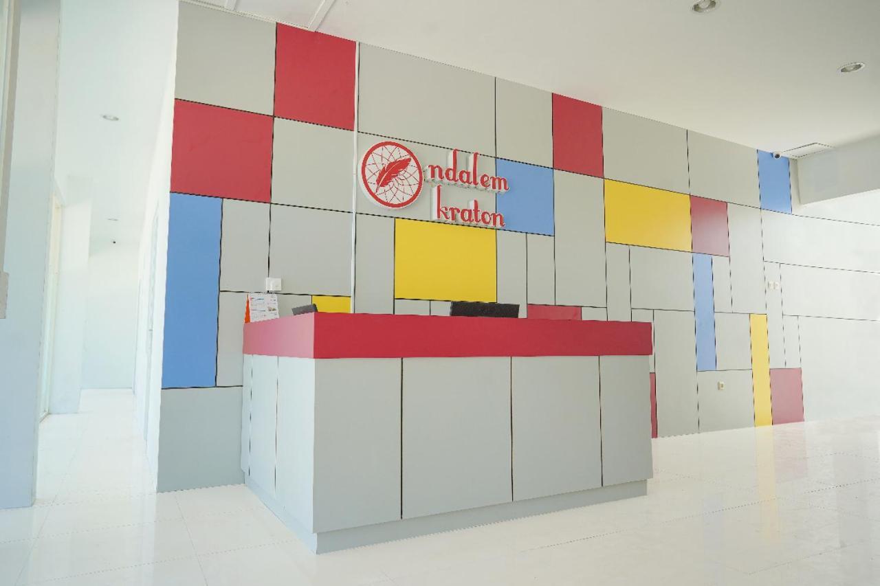Ndalem Kraton Hotel Sidoarjo Buitenkant foto