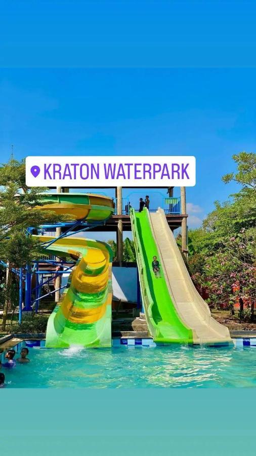 Ndalem Kraton Hotel Sidoarjo Buitenkant foto
